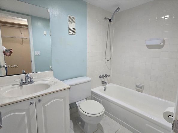 9230 Lagoon Pl 310, Davie FL 33324