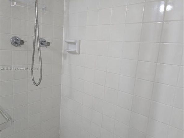 9230 Lagoon Pl 310, Davie FL 33324