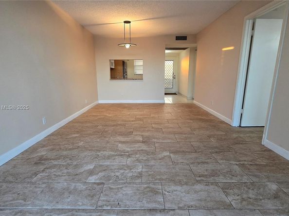 9230 Lagoon Pl 310, Davie FL 33324