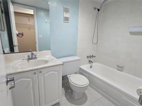 9230 Lagoon Pl 310, Davie FL 33324