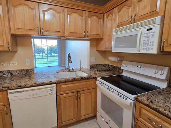 9230 Lagoon Pl 310, Davie FL 33324