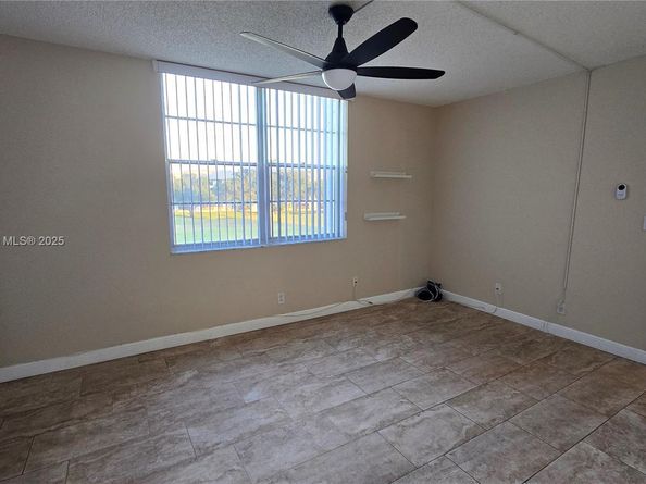 9230 Lagoon Pl 310, Davie FL 33324