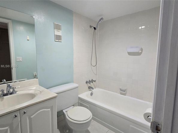 9230 Lagoon Pl 310, Davie FL 33324