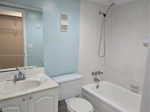 9230 Lagoon Pl 310, Davie FL 33324