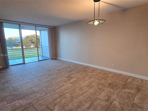 9230 Lagoon Pl 310, Davie FL 33324