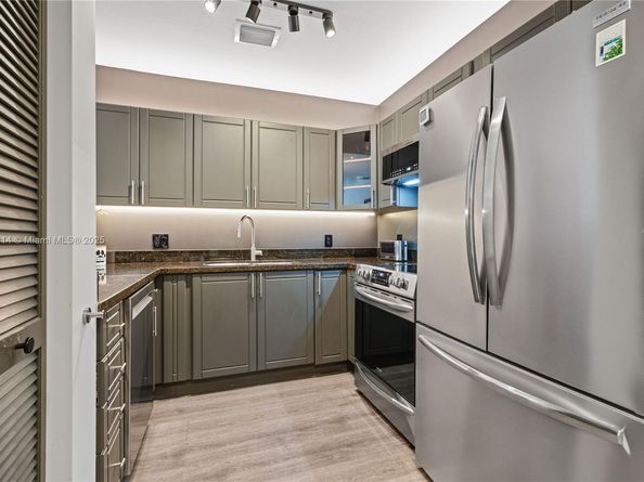 652 NE 63rd St 403, Miami FL 33138