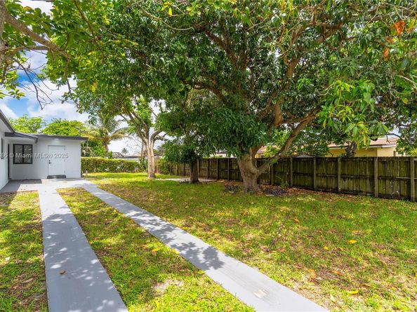 1041 NW 199th St, Miami Gardens FL 33169