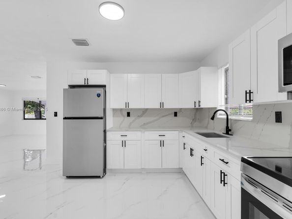 1041 NW 199th St, Miami Gardens FL 33169