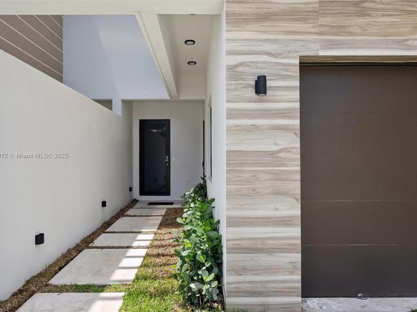 1152 SW 22nd Ter, Miami FL 33129
