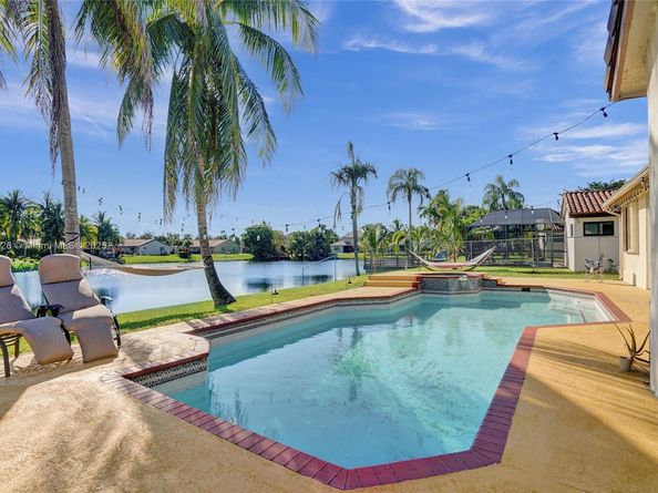 5421 Hawkes Bluff Ave, Davie FL 33331