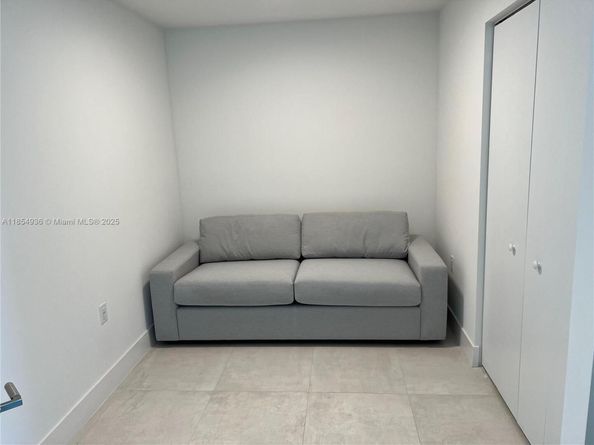 239 SW 9th St 2103, Miami FL 33130