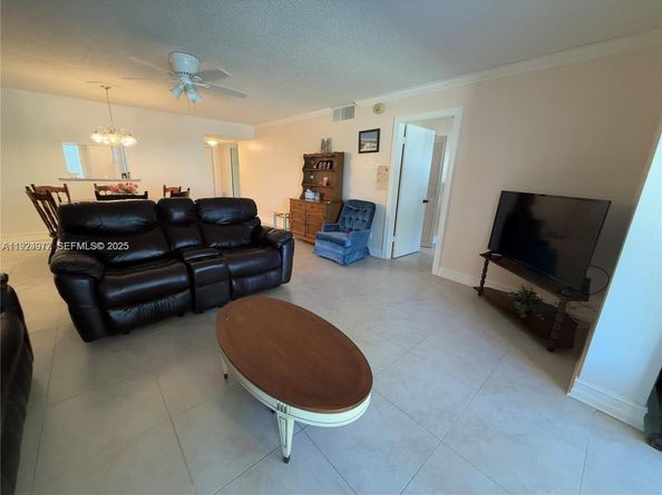 4270 NW 40th St 202, Lauderdale Lakes FL 33319