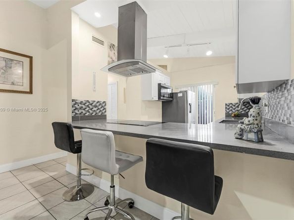 137 Essex Rd 328, Hollywood FL 33024