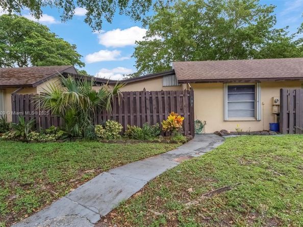 137 Essex Rd 328, Hollywood FL 33024