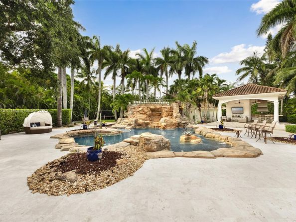 7245 SW 104th St, Pinecrest FL 33156