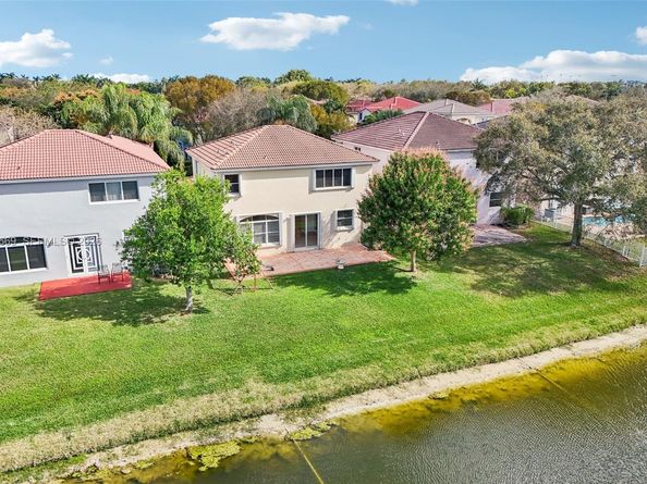 2142 NW 77th Ter, Pembroke Pines FL 33024