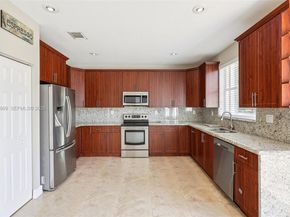 2142 NW 77th Ter, Pembroke Pines FL 33024