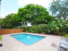 9271 Arborwood Cir, Davie FL 33328