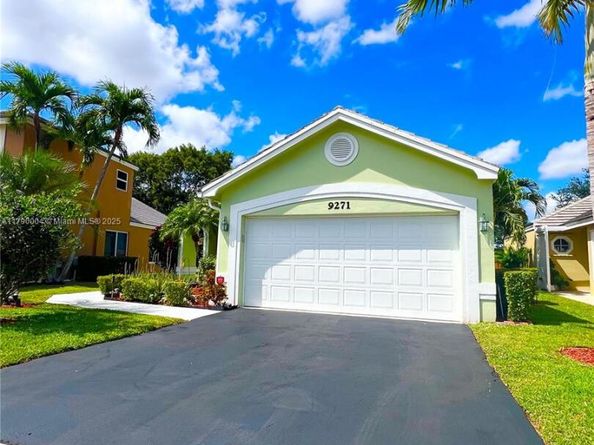 9271 Arborwood Cir, Davie FL 33328