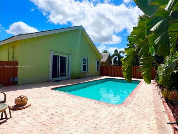 9271 Arborwood Cir, Davie FL 33328