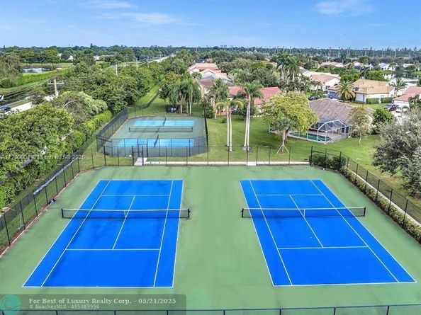 9271 Arborwood Cir, Davie FL 33328