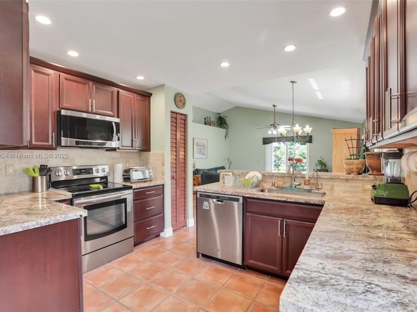 9271 Arborwood Cir, Davie FL 33328
