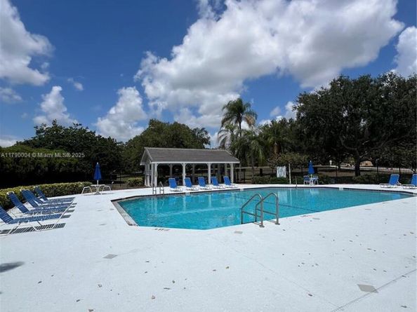 9271 Arborwood Cir, Davie FL 33328