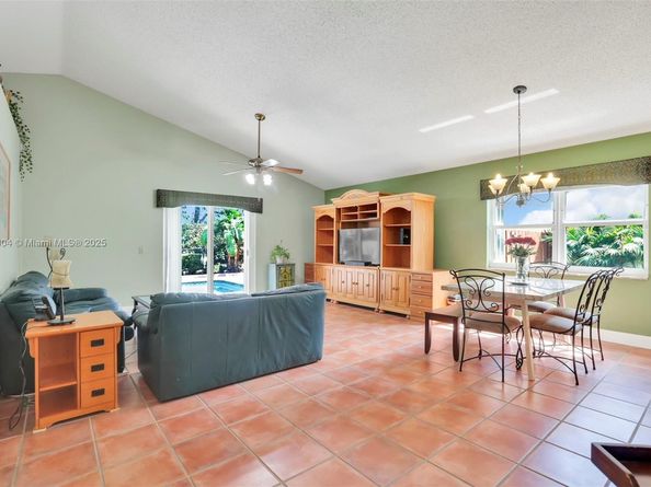 9271 Arborwood Cir, Davie FL 33328