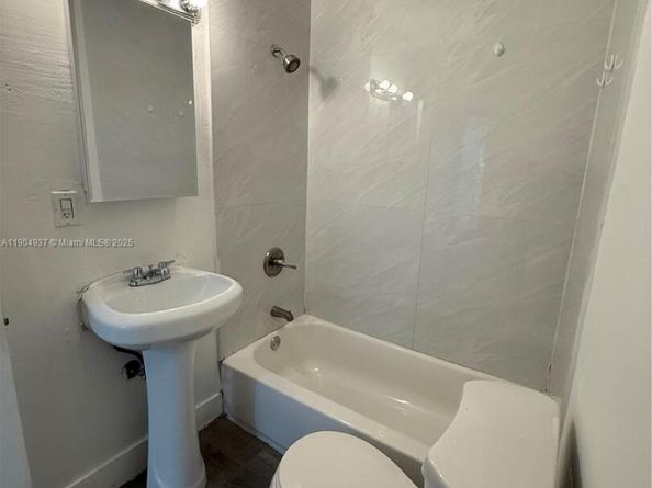 3376 NW 49th St, Miami FL 33142