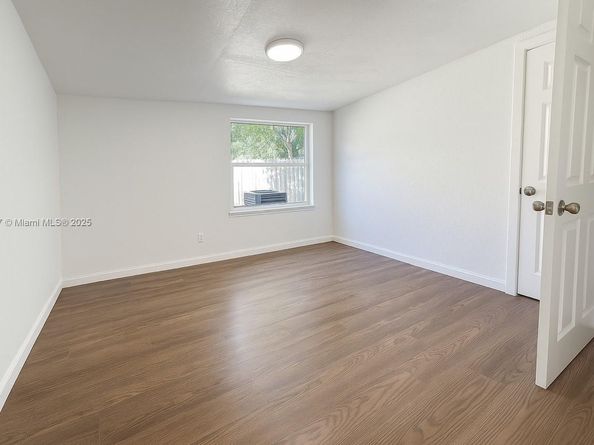 3376 NW 49th St, Miami FL 33142