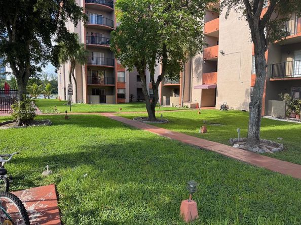 5199 NW 7th St 607, Miami FL 33126