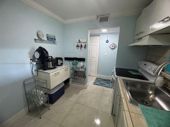 5199 NW 7th St 607, Miami FL 33126