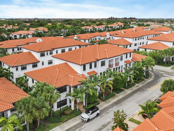 11668 SW 13th Ct, Pembroke Pines FL 33025