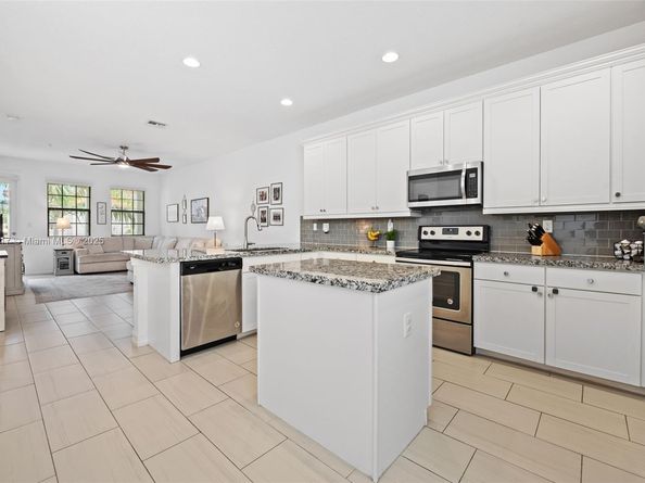 11668 SW 13th Ct, Pembroke Pines FL 33025