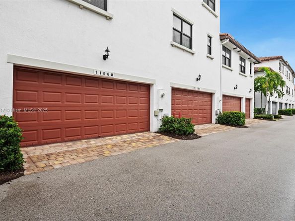 11668 SW 13th Ct, Pembroke Pines FL 33025