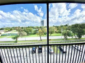 16950 Dixie A536, North Miami Beach FL 33160