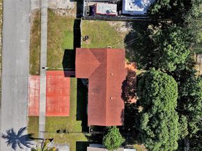 1300 NE 215th St, Miami FL 33179