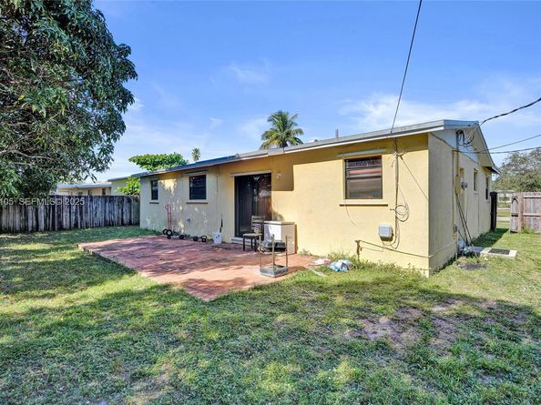 1300 NE 215th St, Miami FL 33179