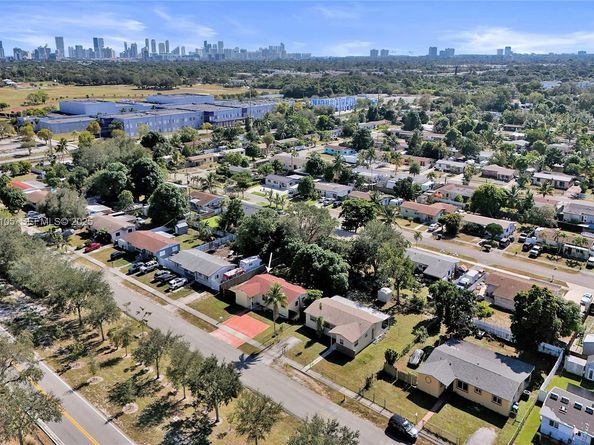 1300 NE 215th St, Miami FL 33179