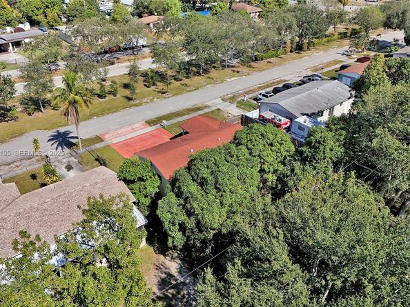 1300 NE 215th St, Miami FL 33179
