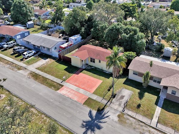 1300 NE 215th St, Miami FL 33179