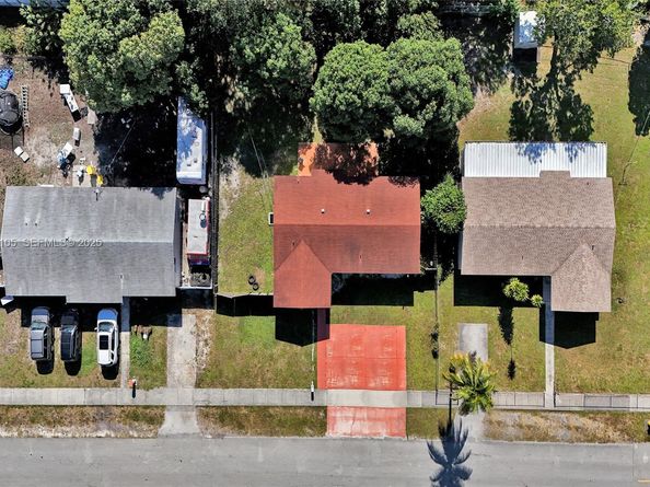 1300 NE 215th St, Miami FL 33179