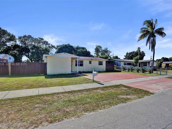 1300 NE 215th St, Miami FL 33179