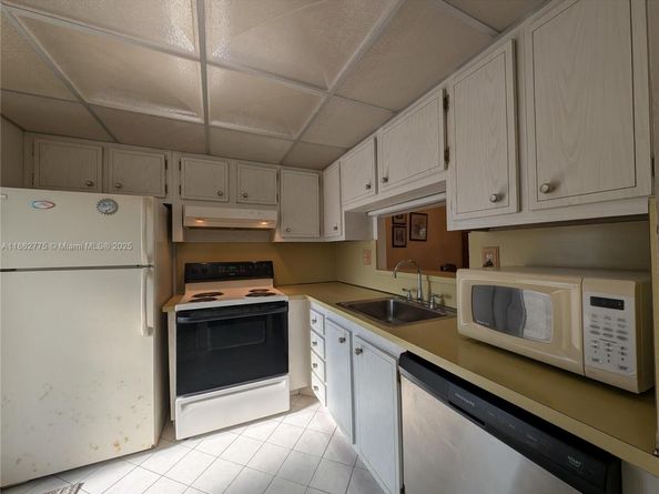 3505 NW 48th Ave 614, Lauderdale Lakes FL 33319