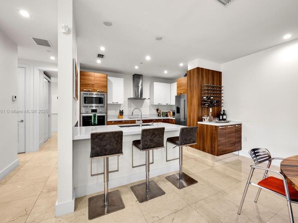 718 Valencia Ave 207, Coral Gables FL 33134