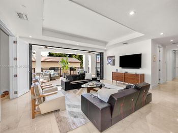 718 Valencia Ave