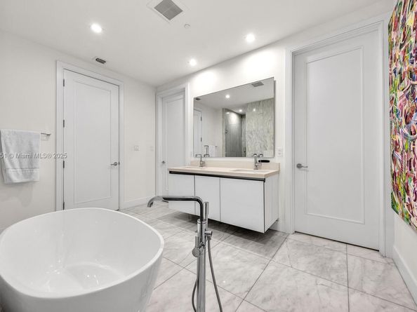718 Valencia Ave 207, Coral Gables FL 33134