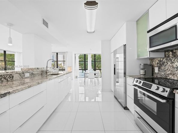800 Parkview Dr 221, Hallandale Beach FL 33009