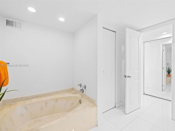 800 Parkview Dr 221, Hallandale Beach FL 33009