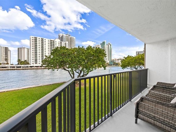 800 Parkview Dr 221, Hallandale Beach FL 33009
